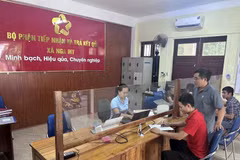 Des habitants effectuent des démarches administratives dans la commune de Nga My, province de Nghe An. Photo : VNA 
