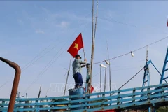 Les pêcheurs hissent le drapeau national pour affirmer la souveraineté des mers et des îles du pays. Photo: VNA