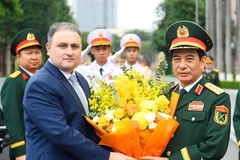 Le général Phan Van Giang, ministre vietnamien de la Défense, (droite) et le ministre de l'Industrie de la défense de la République d'Azerbaïdjan, Vugar Mustafayev. Photo: VNA