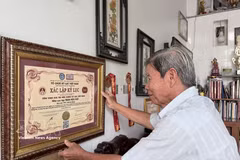 En 2026, VietKings décerne à Tran Huu Hue un record pour leur collection de timbres vietnamiens et étrangers. Photo: VNA