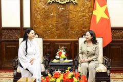 La vice-présidente Vo Thi Anh Xuân (droite) reçoit Mme Amanda Nguyen. Photo: VNA