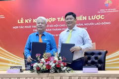 Cérémonie de signature du protocole d’accord de coopération portant sur la mise en œuvre d’un projet de logements destinés aux travailleurs et aux ouvriers de Hô Chi Minh-Ville. Photo: VNA
