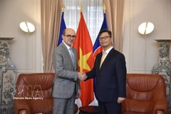 L’ambassadeur du Vietnam en France, Trinh Duc Hai (droite), présente les copies figurées de ses lettres de créance à Mathieu Carmona, directeur adjoint à la Direction du protocole d’État et des événements diplomatiques. Photo: VNA