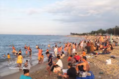 De nombreux habitants et touristes se rendent sur la plage de Thuan An à Hue pour se détendre et se baigner. Photo : VNA 