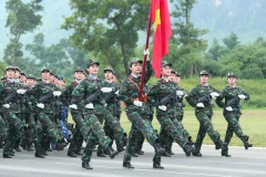 Des femmes soldats participant à l'entraînement collectif. Photo : VNA