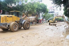 La province de Cao Bang mobilise des machines pour faire face aux conséquences des inondations. Photo : VNA