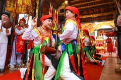 Fête du village de Trieu Khuc : l'éclat de la danse ancestrale des hommes travestis
