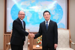 Le vice-Premier ministre Ho Duc Phoc (droite) reçoit Hao Quoc Tien, président de Toyota Motor Asia. Photo: VNA