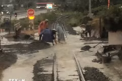Un tronçon de voie ferrée est inondée dans la zone traversant la commune de Nam Cam Ranh, à Khanh Hoa. Photo : VNA 