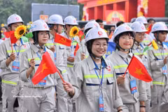 Des travailleurs participent au grand défilé pour la Journée internationale du Travail. Photo: VNA