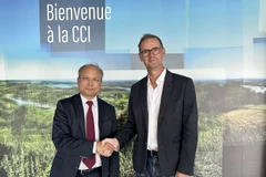 L'ambassadeur du Vietnam en France, Dinh Toan Thang (gauche) et le président de la CCI Normandie, Vincent Laudat. Photo: VNA