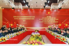 Entretien entre général d’armée Phan Van Giang, ministre de la Défense du Vietnam, et son homologue chinois, le général de corps d'armée Dong Jun. Photo: VNA