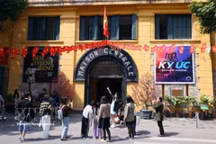 La prison de Hoa Lo, haut lieu de mémoire historique, attire de nombreux touristes internationaux au cœur de la capitale. Photo : VNA