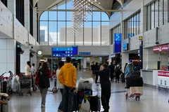 Des passagers à l'aéroport international de Dubaï, aux Émirats arabes unis, le 7 mars 2026. Photo : Xinhua/VNA