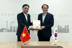 Le vice-président du Comité populaire de Hô Chi Minh-Ville, Nguyen Loc Ha (gauche), offre un souvenir au maire adjoint de la ville de Busan, Lee Jun-seung. Photo: sggp.org.vn.jpg