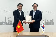 Le vice-président du Comité populaire de Hô Chi Minh-Ville, Nguyen Loc Ha (gauche), offre un souvenir au maire adjoint de la ville de Busan, Lee Jun-seung. Photo: sggp.org.vn.jpg