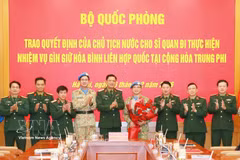 Des délégués à la cérémonie de remise de la décision de nomination au lieutenant-colonel Nguyen Hoang Long (quatrième, droite). Photo : VNA