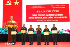 Le Commandement des gardes-frontières décerne des certificats de mérite à cinq groupes et dix personnes pour leurs réalisations exceptionnelles dans les opérations QB525 et HT825. Photo : Vo Dung/VNA 