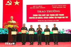 Le Commandement des gardes-frontières décerne des certificats de mérite à cinq groupes et dix personnes pour leurs réalisations exceptionnelles dans les opérations QB525 et HT825. Photo : Vo Dung/VNA 