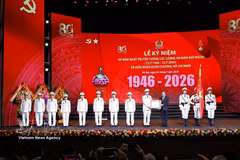 Le président de l’Assemblée nationale, Tran Thanh Man, remet l’Ordre de Hô Chi Minh à la Force de sécurité extérieure. Photo: VNA