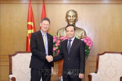 Le secrétaire du Comité central du Parti et chef de la Commission centrale des politiques et des stratégies, Trân Luu Quang (droite), reçoit le président du groupe énergétique américain AES au Vietnam, Oliver Marquette. Photo: VNA
