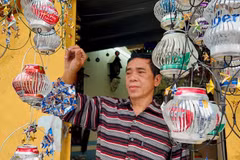 L'artisan Nguyên Van Tuân et ses créations. Photo: internet