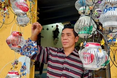 L'artisan Nguyên Van Tuân et ses créations. Photo: internet