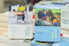 La traduction chinoise de l'ouvrage "Nguoi Hà Nôi : Chuyên an, chuyên uong mot thoi" (Hanoïens : Histoires de table d'antan). Photo: sggp.org.vn