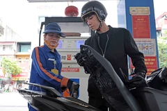Une baisse marquée des prix des carburants est entrée en vigueur au Vietnam à partir de minuit, le 26 mars. Photo: VNA