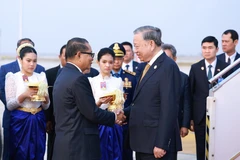 Cérémonie d'accueil du secrétaire général du Parti To Lam et de la délégation de haut niveau à l'aéroport international de Techo. Photo : VNA