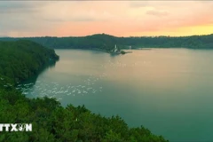 Le lac T'Nung, surnommé "les yeux de Pleiku", est l'une des destinations touristiques les plus prisées de Gia Lai. Photo : VNA
