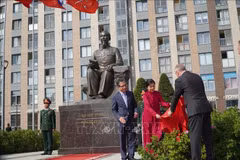 Mme Ngô Phuong Ly, épouse du secrétaire général du Parti communiste du Vietnam, et le gouverneur de Saint-Pétersbourg, Aleksandr Beglov, dévoilent la plaque nominative de la Place. Photo: VNA