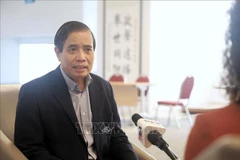 Le professeur Vu Minh Khuong, de l'École de politiques publiques Lee Kuan Yew. Photo: VNA
