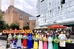 La délégation vietnamienne porte l'ao dai et les chapeaux coniques dans des rues de Londres. Photo : VNA 