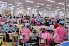 Fabrication de chaussures destinées à l'exportation au pôle industriel Vinh Hoa Hung Nam dans la province de Kien Giang. Photo : VNA