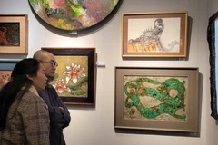 Des visiteurs à l'exposition. Photo: VNA
