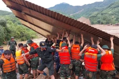 Des soldats sont mobilisés dans les opérations de recherche des victimes disparues suite au glissement de terrain dévastateur au village de Nu, commune de Phuc Khanh, district de Bao Yen, province de Lao Cai, en septembre 2024. Photo : VNA