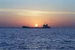 Un pétrolier est ancré au large de l'île de Qeshm, dans le détroit d'Ormuz. Photo : Middle East Eye/VNA