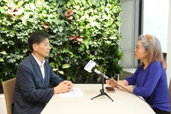 Le président de l’Association d’échanges économiques et culturels République de Corée - Vietnam (KOVECA), Kwon Sung-taek, répond aux questions d'une correspondante de la VNA. Photo: VNA
