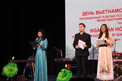 La consule générale du Vietnam à Iekaterinbourg, Nguyên Mai Huong, s'exprime lors de cet événement. Photo: VNA