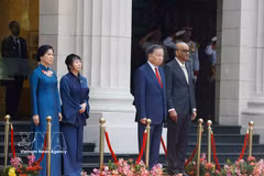 Le président singapourien, Tharman Shanmugaratnam (premier, droite), et son épouse, président la cérémonie d’accueil officielle du secrétaire général du Parti communiste du Vietnam et président vietnamien, To Lam, et de son épouse. Photo: VNA