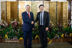 Le secrétaire général du Parti communiste du Vietnam (PCV) et président vietnamien, To Lam (gauche), et le Premier ministre singapourien, Lawrence Wong. Photo: VNA