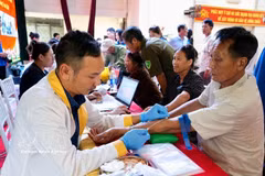 Le personnel médical prélève des échantillons d'ADN auprès des familles de soldats tombés au combat dans la commune de Yen Lac, province de Phu Tho. Photo : VNA