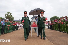 Remise des restes des martyrs au poste-frontière international de Xa Mat, district de Tân Bien, province de Tây Ninh. Photo : VNA