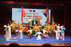 Un numéro artistique lors de la cérémonie d'inauguration de la Semaine culturelle Vietnam–Cambodge 2026. Photo: VNA