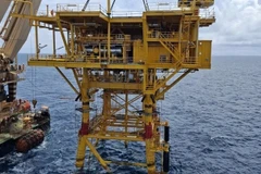 Le navire-grue Hoang Sa installe la structure supérieure de la plateforme de production offshore BK-24. Photo: nangluongvietnam.vn