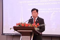 Vu Ho, ambassadeur du Vietnam en République de Corée, prend la parole lors du forum. Photo : VNA