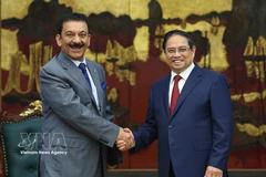 Le Premier ministre Pham Minh Chinh (droite) reçoit l'ambassadeur du Koweït au Vietnam, Yousef Ashour Al-Sabbagh. Photo: VNA