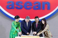 Le secrétaire général du Parti communiste du Vietnam, Tô Lâm (2e, à gauche), et son épouse (à droite), aux côtés du secrétaire général de l'ASEAN, Kao Kim Hourn, et de son épouse, coupent le gâteau célébrant le 30e anniversaire de l'adhésion du Vietnam à l'ASEAN le 10 mars 2025, en Indonésie. Photo : VNA
