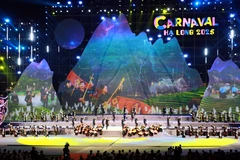 Un spectale culturel lors de la cérémonie d'ouverture du Carnaval d'Ha Long. Photo : VNA